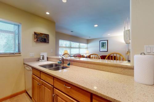 Convenient 2 Bedroom Condo #11A in East Vail. Market and Hot Tub on Site - image 3