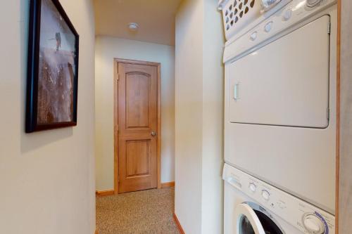 Convenient 2 Bedroom Condo #11A in East Vail. Market and Hot Tub on Site - image 4