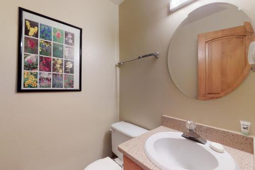 Convenient 2 Bedroom Condo #11A in East Vail. Market and Hot Tub on Site - image 5