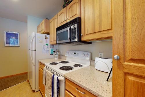 Convenient 2 Bedroom Condo #11A in East Vail. Market and Hot Tub on Site - image 6