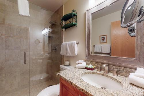 Spacious 2 Bedroom Condo with Spectacular Views & Underground Parking. - image 8
