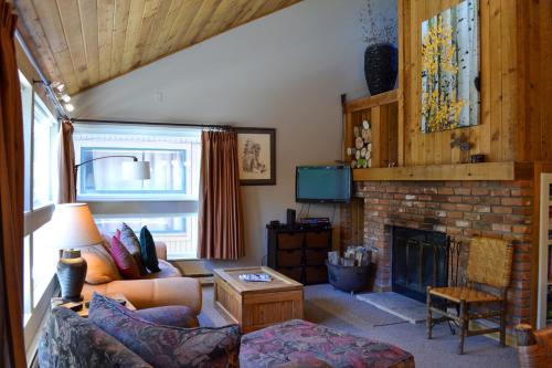 Remodeled 2 Bedroom East Vail Condo 6G with Hot Tub Market Free Shuttle - Lionshead, CO