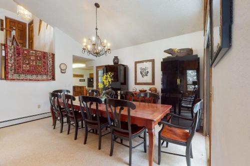 Lovely Creekside Family Home in East Vail w/ Private hot tub - image 4