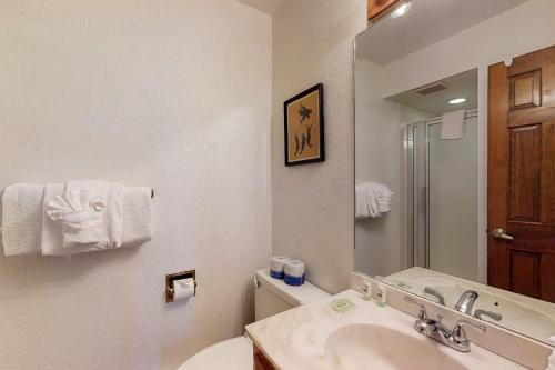 Lovely Creekside Family Home in East Vail w/ Private hot tub - image 8