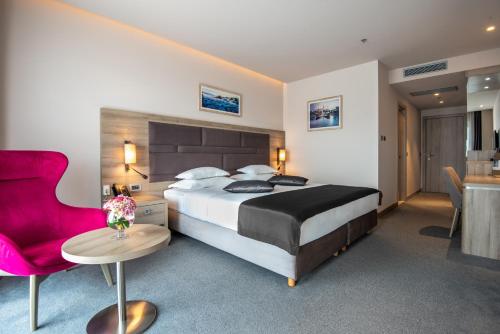 Superior Double or Twin Room with Balcony and Sea View image 10