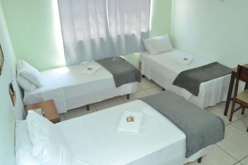 3 twin beds