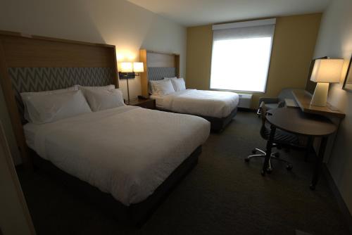 2 queen beds