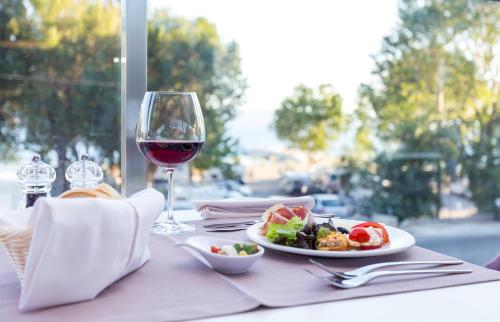 Hotel Plaža Duće - image 4