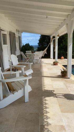 Villa 1 de standing 80m2 avec piscine et vue imprenable sur la mer et sur la campagne in Riviere-Salee