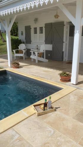 Villa 1 de standing 80m2 avec piscine et vue imprenable sur la mer et sur la campagne in Riviere-Salee