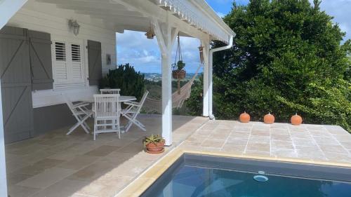 Villa 1 de standing 80m2 avec piscine et vue imprenable sur la mer et sur la campagne in Riviere-Salee
