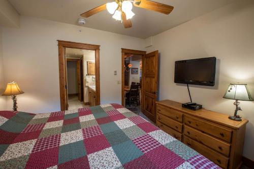 3 Br- Sleeps 8 with Jetted Tub - No CF