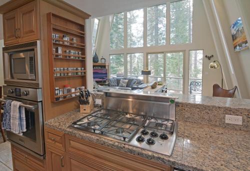New Listing! Amazing Lake Getaway Near Slopes home - image 6