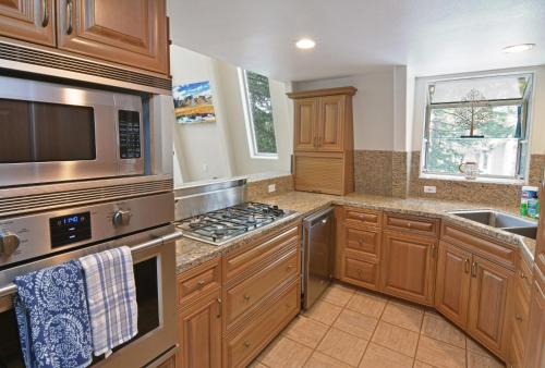 New Listing! Amazing Lake Getaway Near Slopes home - image 7