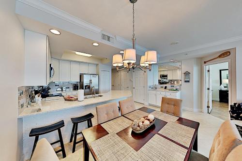 Gulf-View Coastal Elegance with Pool & Hot Tub condo - image 7