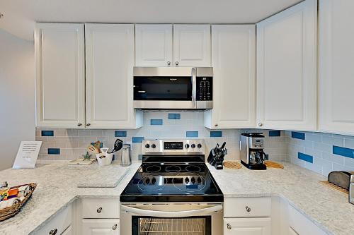 Gulf-View Coastal Elegance with Pool & Hot Tub condo - image 9