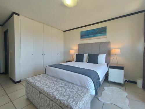 Chantelle's Spacious Apartment, Views, Balcony, Braai, Estate Pool, WIFI