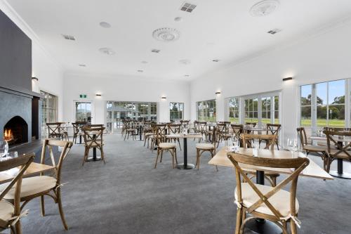 Restaurant, Sanctuary Inn on Westernport in Hastings / Tyabb