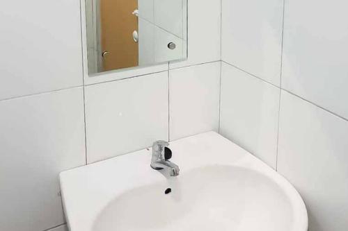 Ванная комната, Airangga Home Stay Syariah Berastagi RedPartner in Берастаги