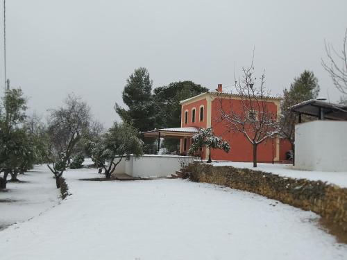 Casita Roja. Alójate en la Sierra de Mariola.