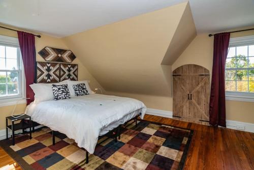 915CountyLineRoad Luxury Mainline Train Colleges in Bryn Mawr, USA