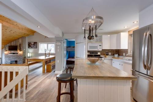 Mountaintop Chalet Overlooking Georgian Bay