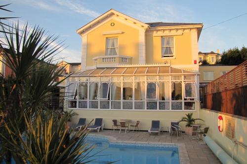 Riviera Lodge Hotel - image 10