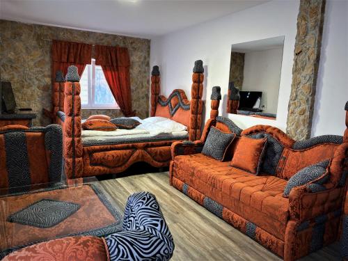 1 king bed, 1 sofa bed