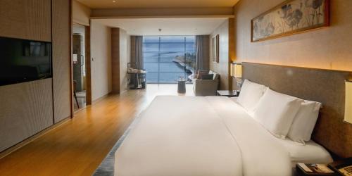 1 King Standard Lake View