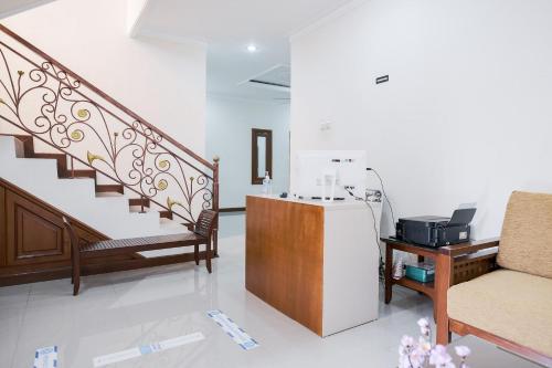 Lobby, wisma delapan Mitra RedDoorz near Ragunan Zoo