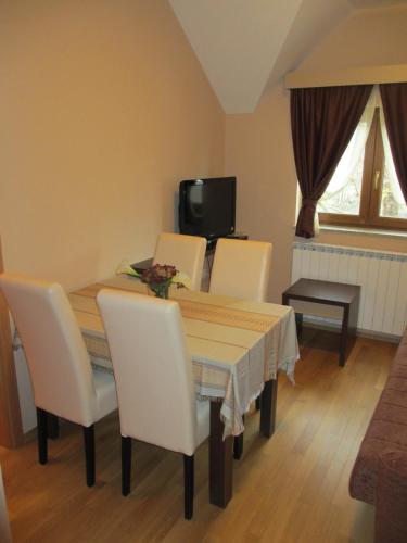 Apartments Manjan in Krasno Poļje