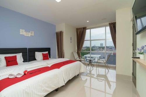 RedDoorz Plus near Eka Hospital BSD 5