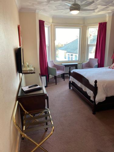 Standard King Room image 6