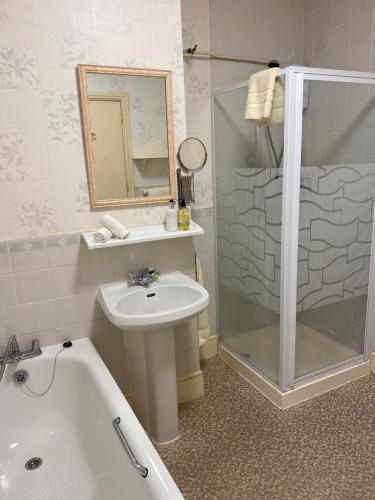 Standard King Room image 3