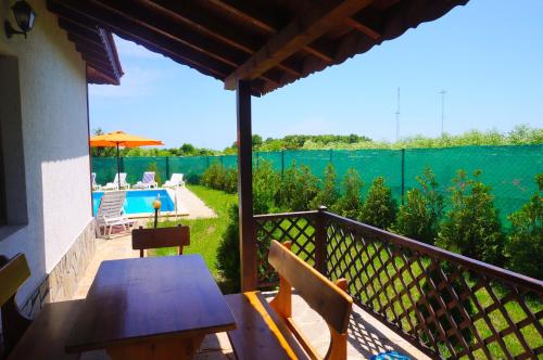 Erkély/terasz, Вила Едем - Villa Edem - Beach Bolata Area in Kavarna