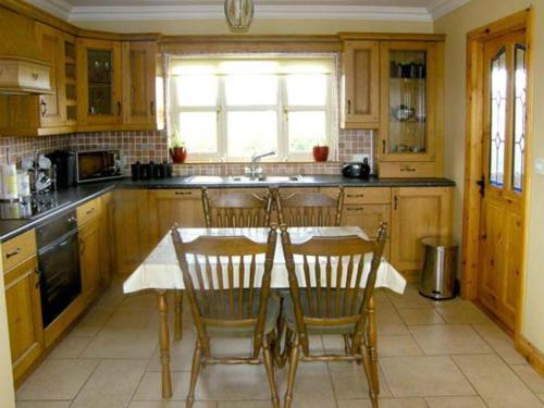 주방, Scenic Estuary Way 3-Bed Home in Labasheeda in 섀넌 공항