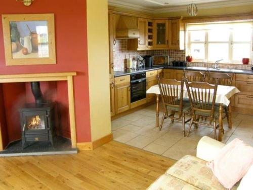 주방, Scenic Estuary Way 3-Bed Home in Labasheeda in 섀넌 공항