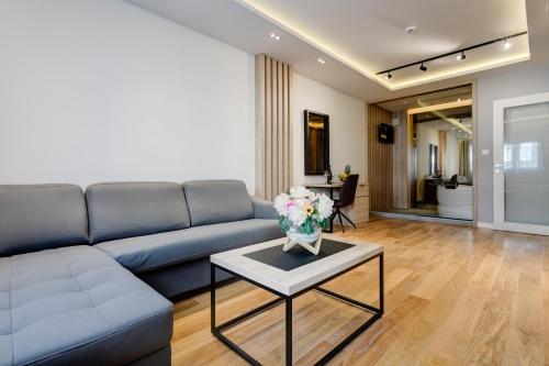 Apart Compliment - main image