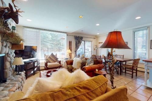 Lovely Vail Village Creekside 2 Bedroom Condo with Hot Tub and Pool. - image 5