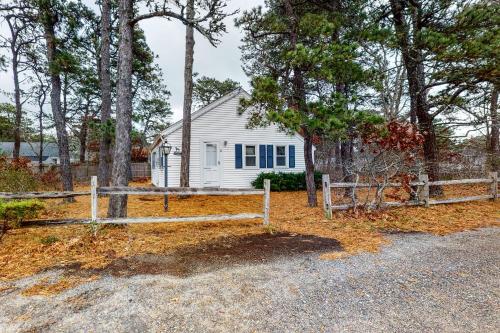 Uncle Rolfs Cozy Cottage in เดนนิส พอร์ต (MA)