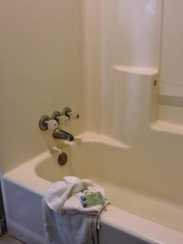 Riata Inn - Crystal City