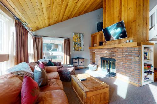 Remodeled 2 Bedroom East Vail Condo 6G with Hot Tub Market Free Shuttle - image 4