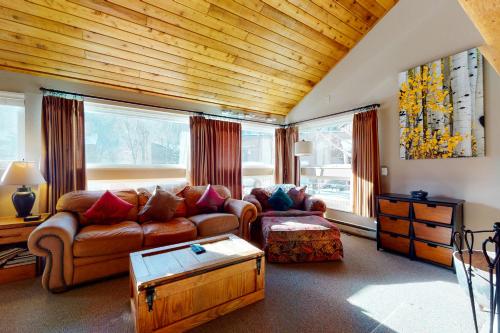 Remodeled 2 Bedroom East Vail Condo 6G with Hot Tub Market Free Shuttle - image 5