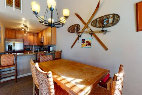 Remodeled 2 Bedroom East Vail Condo 6G with Hot Tub Market Free Shuttle - image 6