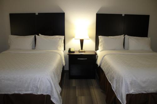 2 queen beds