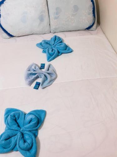 1 double bed, 2 bunk beds