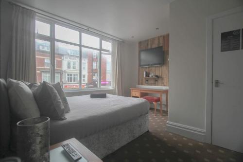Malibu Hotel - image 12