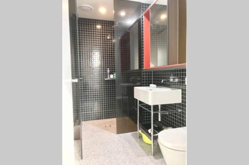 Lavish Living CBD - 2 BD2 Bath - nr Melb Central