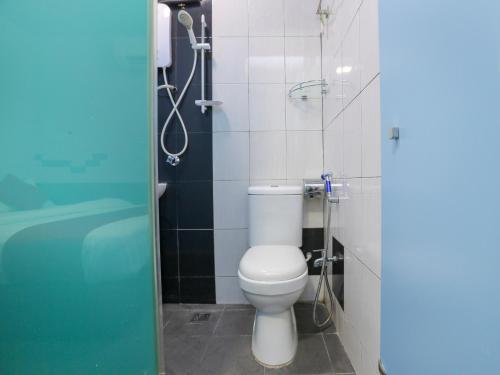 Bathroom, OYO 90126 PEN U COTTAGES in Dungun