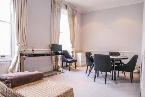 Bright Harcourt Terrace Apartment, , London